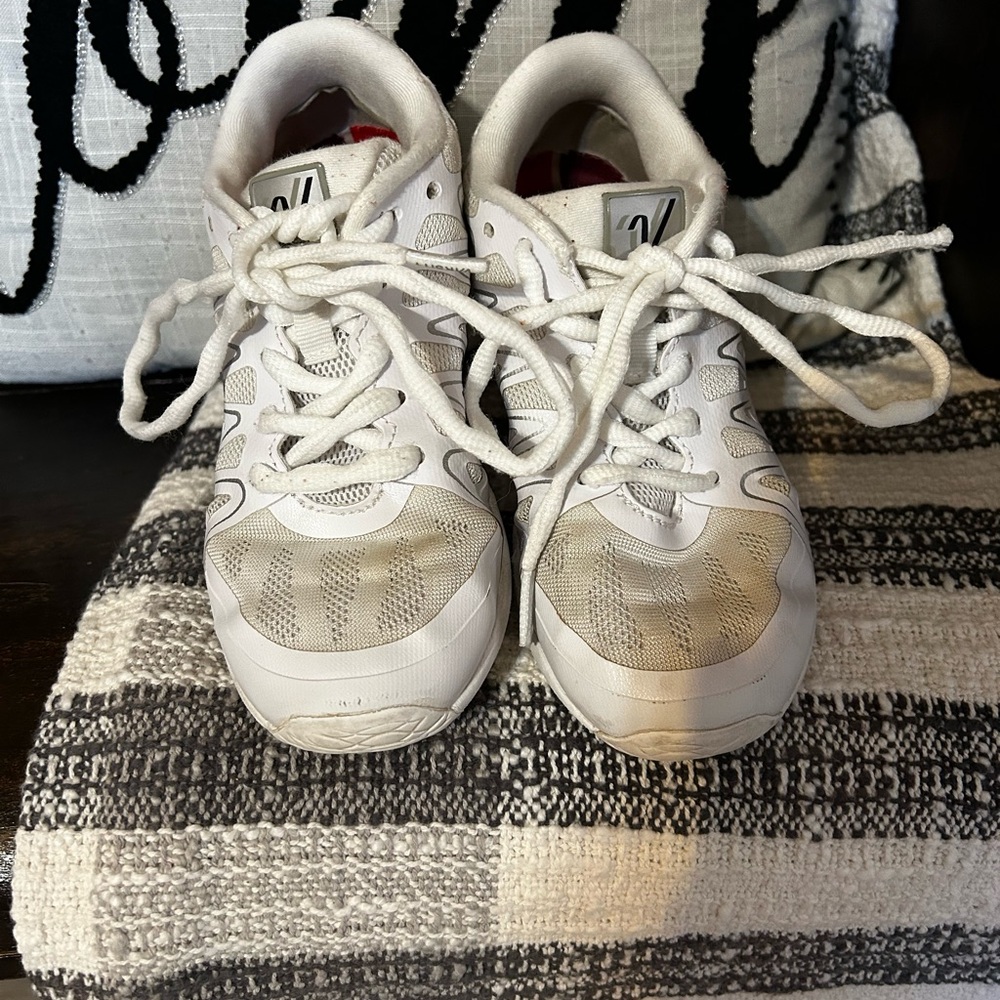 Youth Size 1 White Cheer Shoes Nfinity Style